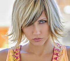Frecher Fransiger A Line Bob Mit Kurzem Nacken Glatte Haare Schone Frisuren Mittellange Haare Kurzhaarfrisuren Lange Haare