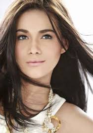 We pause as she poses by a window, and roll on as she advances toward the next photo. Photography Topg Allery New Bea Alonzo Filipina Beauty Filipina Women Beauty