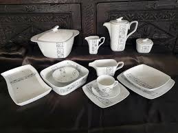 Bei anblick dieses blauen geschirrs mit seinen weissen punkte bleibt ein vintagegefühl nicht lange verborgen! Kombiservice Porzellan Geschirr Modern Handbemalt Schwarz Blume Quadrat Service Ebay