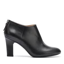 Taillé pour affirmer son style, ce low boots femme se fait remarquer par des arguments mode le quatrième, c'est son talon fin de 8,5 cm. Schwarze Ankle Boots Aus Leder Mit Absatz Uchi Na Unisa 2019
