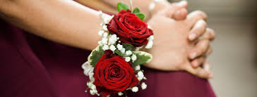 The mother of the groom should always choose a smaller wedding hat than the mother of the bride. Who Wears Wedding Corsages And Boutonnieres Texoma Bride Guide