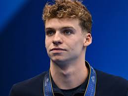 Léon Marchand : le beau gosse roi des bassins vient de décrocher un juteux  contrat avec une maison de luxe !