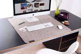 Featuring hand polished, gold leafed agate and a translucent holder, this item exudes a sense of elegant professionalism. Pin Auf The Modern Desk
