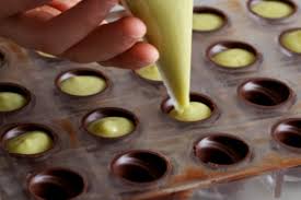 Wir haben das perfekte rezept, um die süße pralinen selber machen rezept selbstgemachte pralinen pralinen rezepte plätzchen rezept einfacher nachtisch weiße schokolade leckeres. Gefullte Pralinen Und Hohlkorper Selber Machen Kuchengotter