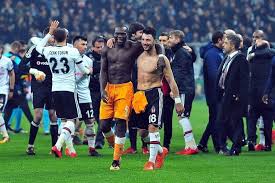 Geçen sezon başiktaş'ta kiralık olarak top koşturan vincent aboubakar, bu sezon porto'da gösterdiği performansla premier lig ekiplerinin dikkatini çekmeyi başardı. Aboubakar Besiktas Tribunlerine 3lu Cektirdi