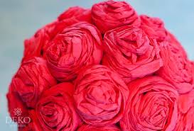 Mohnblumen einfach aus krepppapier basteln. Diy Romantischer Rosenball Aus Krepppapier Deko Kitchen