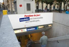 Une Campagne De Street Marketing Pour L Association Des Paralyses De France Dans Les Stations De Metro A Paris Geeks And Com Street Marketing Marketing De Rue Guerilla Marketing