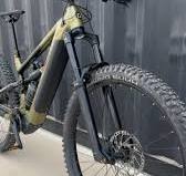 The Polygon Skui T7 is an advanced electric mountain bike that combines power and comfort. It features a strong yet lightweight aluminum frame, a mid-drive motor for excellent performance on steep ...