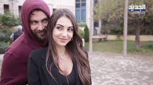 كشفت الممثلة اللبنانية فاليري أبو شقرا عن حملها، اذ نشرت مقطع فيديو لها ظهرت فيه ببطن منتفخ، وذلك على صفحتها الخاصة على موقع التواصل الاجتماعي. Ù‡Ø°Ø§ Ù…Ø§ ÙŠÙ‚Ø¯Ù…Ù‡ Ù…Ø¹ØªØµÙ… Ø§Ù„Ù†Ù‡Ø§Ø± Ù„Ù€ ÙØ§Ù„ÙŠØ±ÙŠ Ø£Ø¨Ùˆ Ø´Ù‚Ø±Ø§ ÙÙŠ Ø§Ù„ØªØµÙˆÙŠØ± ÙˆÙ‡Ù„ Ø§Ø´ØªØ±Ø·Øª Ø§Ù„Ø£Ø®ÙŠØ±Ø© Ø¹Ù„Ù‰ Ø®Ø·ÙŠØ¨Ù‡Ø§ Ø¨Ø³Ø¨Ø¨ Ù…Ø§ ÙÙŠÙŠ Youtube