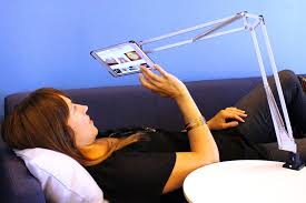 Met De Tertial Bureaulamp Werd Deze Ipad Houder Gebouwd Handig Voor Bedtime Browsing Foto Ikeahackers Net Ikea Hacks Tablet Houder Ikea
