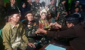 Anggota Banser Ini Langsungkan Upacara Pernikahan Ala Militer