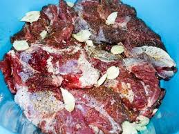 Sosul va mai scădea și va însoți plăcut friptura. Ceafa De Vitel Cu Ciuperci La Cuptor Usor De Preparat