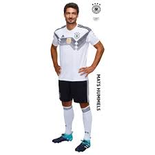 Likes to play long balls. Wandsticker Dfb Mats Hummels Mit Diesem Wandsticker Erhalten Sie Den Verteidiger Der Deutschen Fussballmannschaft Dfb Logo Fussball Bund Fussballmannschaft