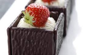 Sweet Easy Enie Backt After Eight Wurfel Mit Vanilleeis Und Erdbeeren Rezept Einfacher Nachtisch Lecker Leckereien