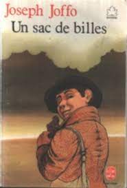 Dans le roman 'un sac de billes' il s'agit de l'enfance des deux frères joffo pendant la deuxième guerre mondiale. Acheter Un Sac De Billes De Joseph Joffo Occasion Quai Des Livres Le Livre D Occasion Pas Cher