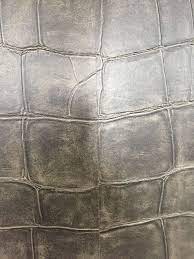 in de tv kamer is gekozen voor het lederen croco behang geweldige combinatie met de kleur calico slaapkamer raambekleding lederen muur interieur woonkamer