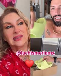 DoñaAlegria revela que a #Abelito no le darán las chanclas que le mandó  #PonchoDeNigris porque el ex participante de #LaCasaDeLosFamosos escribió  mensajes en ellas: 'No se las pasaron porque Poncho escribió cosas