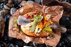 Sylter Fischbrotchen Matjes Mit Sansibar Geheimnis Rezept In 2020 Fisch Brotchen Lecker Und Lebensmittel Essen