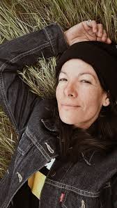 Children's book review: A year in our new garden by Gerda Muller. A story  about family, the garden and the magic in every season. Gerda's stories are  rich and her illustrations are