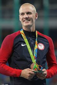 American pole vaulter, and army reservist, sam kendricks was running toward an attempt at the pole vault when he stopped, dropped his pole and stood for the star spangled banner. Sam Kendricks Halts Run Up To Stand To Attention For National Anthem Daily Mail Online