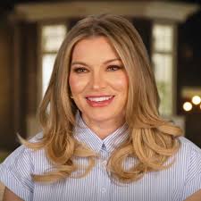 Courtney Kearns's Instagram, Twitter & Facebook