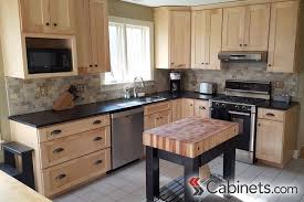 This Natural Maple Wood Cabinetry Is Absolutely Gorgeous Paired With The Black Hardware And Kitchen Coun New Kitchen Cabinets Kitchen Design Kitchen Renovation