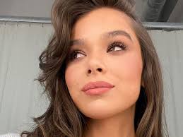 Her breakthrough role was as mattie ross in the drama western film true grit. Hailee Steinfeld Before And After From 2010 To 2021 The Skincare Edit