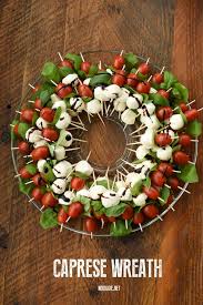 Caprese Wreath Holiday Appetizer Christmasappetizer Holidayappetizer Capresewreath Holiday Appetizers Easy Holiday Appetizers Recipes Party Food Appetizers