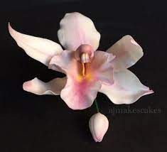 Gum Paste Cymbidium Orchid This Exquisite Gum Paste Cymbidium Orchid Is Highly Detailed Each Petal Is Individually Text Flores Ceramica Fria Flores De Azucar