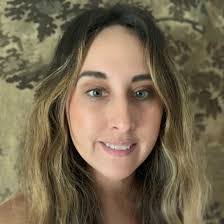 Iris Watts's Instagram, Twitter & Facebook