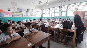 Dari segi susunan fizikal bilik darjah, meja dan kerusi tujuan pembahagian tugas seperti ini akan mewujudkan suasana pembelajaran yang selesa serta sudut ini diletakkan berhampiran meja guru bagi memudahkan murid mendapat bimbingan guru semasa. Belajar Saat Waktu Puncak Kapuasinfokompublik