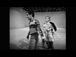 Cerco l'estate tutto l'anno e all'improvviso eccola qua. Skitarrate Accordi Testi Azzurro Celentano Adriano