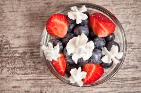 Una ensalada navideña lo suficientemente fácil y sabrosa como para disfrutarse todo el año. Ensalada De Frutas Con Crema Batida Fotografias De Stock Freeimages Com