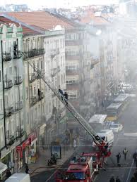 Inem confirma 2 mortos e 11 feridos em incêndio em prédio em lisboa. Incendio Na Morais Soares Uma Pessoa Resgatada C Imagens Diariobombeiro