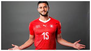 La respuesta del jugador de suiza al hablar de las camisetas rotas. Seleccion Espanola Suiza Un Equipo Con Sangre Albanesa Bosnia Senegalesa Caboverdiana Nigeriana Chilena Dominicana Espanola Marca