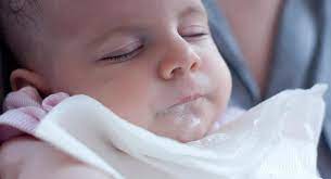 Semua bayi yang baru lahir pastilah pernah mengalami muntah atau bersendawa hingga keluar cairan. 9 Sebab Bayi Selalu Muntah Selepas Menyusu Tips Mengatasinya