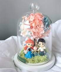 小魚仙保鮮花花樹 客人訂製品 漸變色花樹加上ariel 同eric 好似係櫻花樹下跳緊舞咁 好浪漫 圖中都係正版qposket 公仔 客人亦可提供公仔比我加工 整出屬於你既公仔花樹瓶 所有保鮮花作品都係人手制作 每個小花盆顏色配搭都會唔同 都係獨一無二 亦可提供