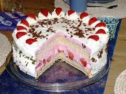 Mürbeteig, auch mürbteig oder knetteig, ist ein fester teig, der meist ohne lockerungsmittel zubereitet wird. Erdbeertorte Rezept Leichte Erdbeertorte Mit Quark Joghurt Und Sahne