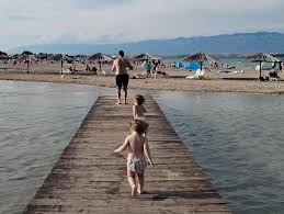 HU/SR) László Judit és Ozsvár Róbert végre kettesben… vagy csak álmodoznak  egy csendes pillanatról? Úgy tűnik, a nyaralás valódi kihívása: tartani a  tempót az ikrekkel! 👧👧💨 Közben próbálják élvezni a naplementét is!