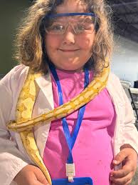 👉Differences in the scales of fishes and reptiles lies in their being: (a)  Endodermal and dry (b) Epidermal and dry (c) Epidermal and wet (d)  Endodermal and wet (e) None of these