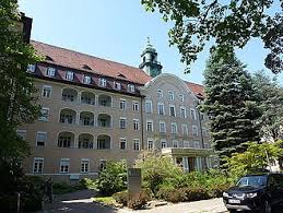 Im krankenhaus werden jährlich über 74 000 patienten von 1 300 mitarbeiterinnen und mitarbeitern behandelt und kommen 4 000 kinder auf die welt. St Joseph Krankenhaus Berlin Tempelhof Wikipedia