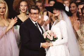 Entdecken sie diese 40 brautkleider mit taschen für einen praktischen auftritt zur hochzeit. Yves Saint Laurent Brautkleider Die Fantasievollsten Modelle Vogue Germany