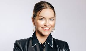 Jen Cameron's Instagram, Twitter & Facebook