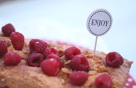 3 el kuvertüre abnehmen und einen boden der torte damit bestreichen. Creme Fraiche Kuchen Mit Himbeeren Wunderhaftig