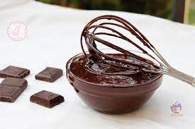 Se la cioccolata, dopo alcuni giorni che l'avete fusa, presenta una patina bianca non è un problema. Glassa Al Cioccolato Ricetta Perfetta Per Torte O Pasticcini