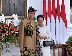 Nyongkolan adalah sebuah kegiatan adat yang menyertai rangkaian acara dalam prosesi perkawinan pada suku sasak di lombok, nusa tenggara barat. Mengenal Gagahnya Pakaian Adat Sasak Yang Dipakai Presiden Jokowi