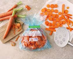 Les carottes crues peuvent être cuisinées en salades, avec de la roquette et des petits dés de jambon par exemple. Guide Comment Bien Congeler Les Carottes Albal