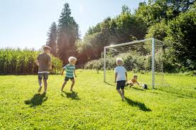 Sport grafik jungen fußball spieler zeichen Barfuss Fussball Spielen Urlaub Auf Dem Bauernhof Chiemsee Urlaub