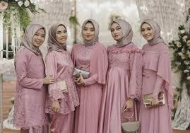 Tentu sudah sangat familiar dengan keindahan gaun istimewa ini. Bridesmaid Kece Ala Hijabers Kekinian Simpel Nan Elegan Hijab Dream Co Id