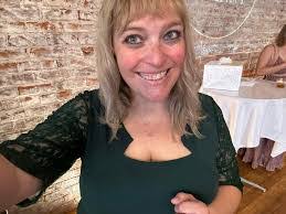 Lisa Ickes's Instagram, Twitter & Facebook